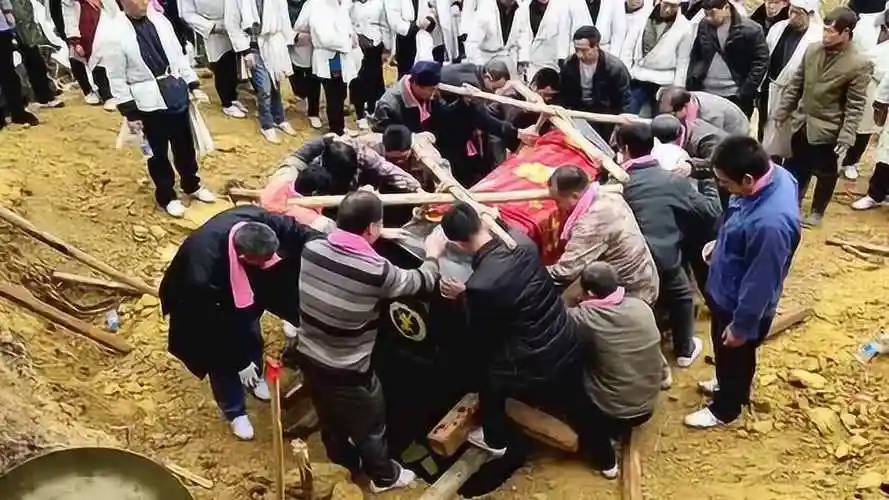 湖南偏远农村居然还保留土葬习俗传统风俗越来越少了