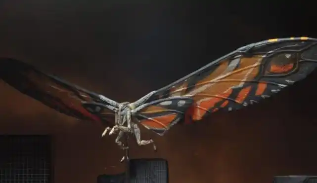 这个形态下的魔斯拉一身铠甲,拥有无法想象的防御力.