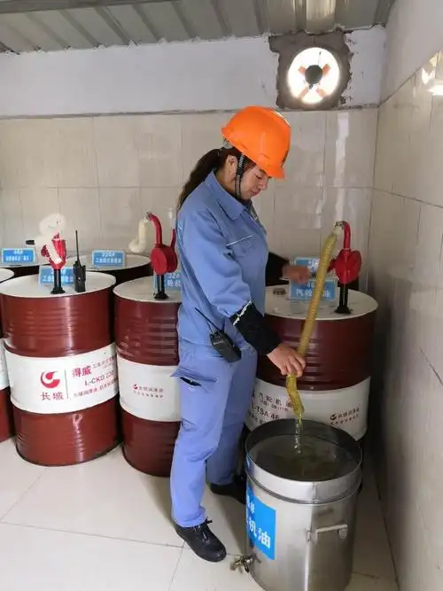 库房领油: 三级过滤之领料大桶到润滑油桶