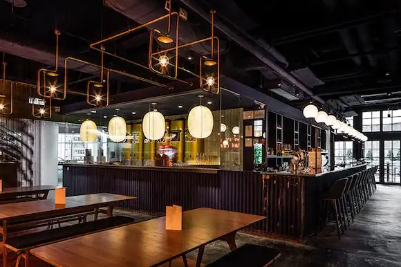 亮瞎!香港"肥猪"餐厅把霓虹灯招牌挂进了店里