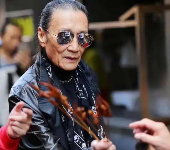 86岁谢贤拐杖不离身,欲下车遭司机制止,主动邀路人合影太圈粉