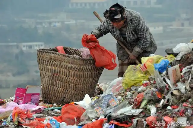 生活从来不容易,12张农民父母辛苦劳作图,哪一张触动了你的心?