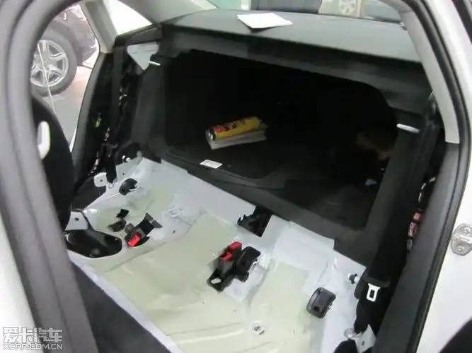 白色奥迪a4舒适型2.0t加装真皮座椅全过程