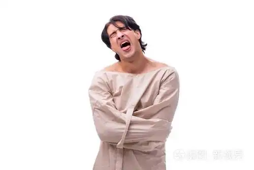 在白色查出的年轻疯子