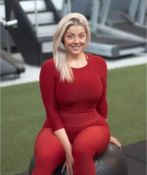 180斤大码模特爱健身身材匀称曲线迷人孕期还坚持锻炼