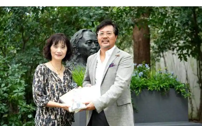 孙道临女儿孙庆原现身,向上影捐赠父亲铜像,为何没