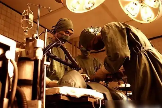 恐怖片回归当10岁小男孩在手术中清醒过来