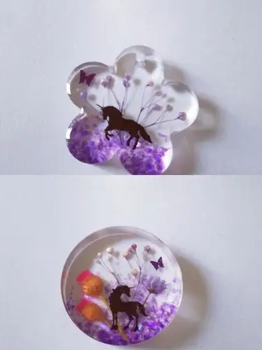 闲鱼搜索"晓若辰星手作"～滴胶成品福袋 50元20件包邮(相当于每件只需