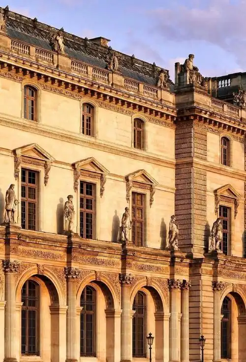 一个景点了,它作为法国的瑰宝位于巴黎最为中心的位置,是世界四大博物