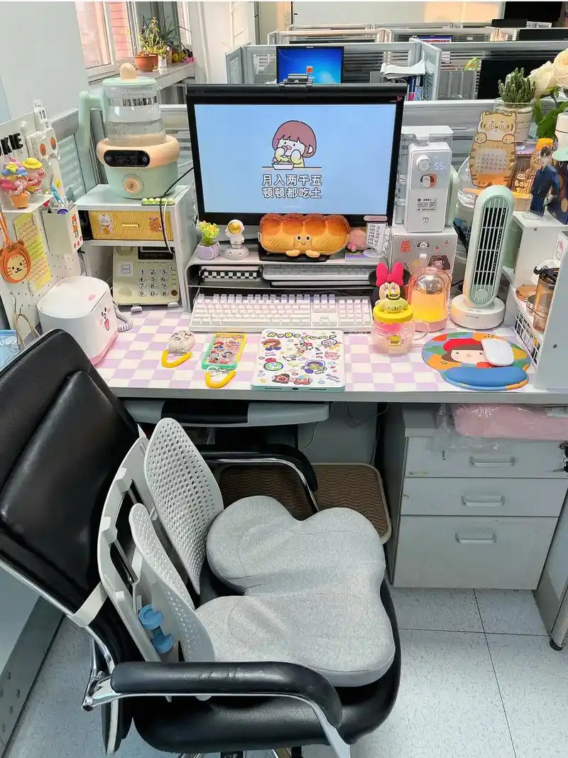 打工人的小清新风格办公桌布置