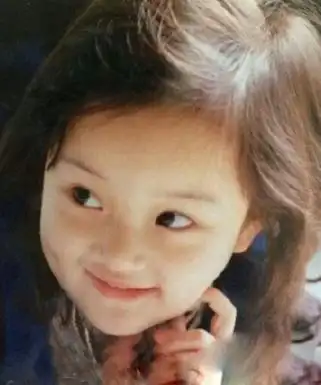 李小璐童年旧照曝光网友和馨儿一个模子