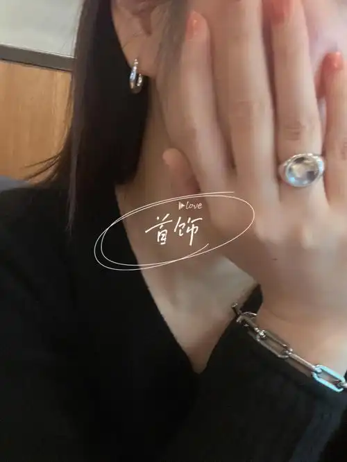 有一天回家换身衣服,还换了个耳环对美有执念.