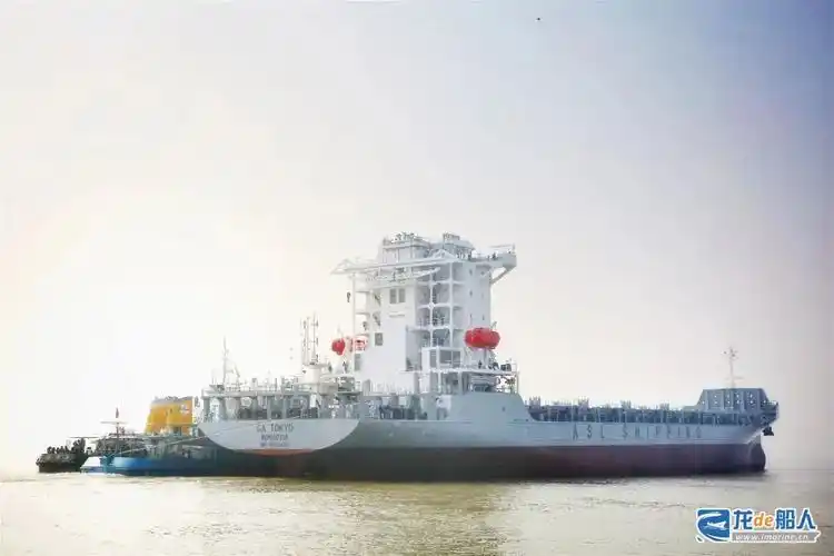 武昌造船1100teu集装箱船1号船离厂