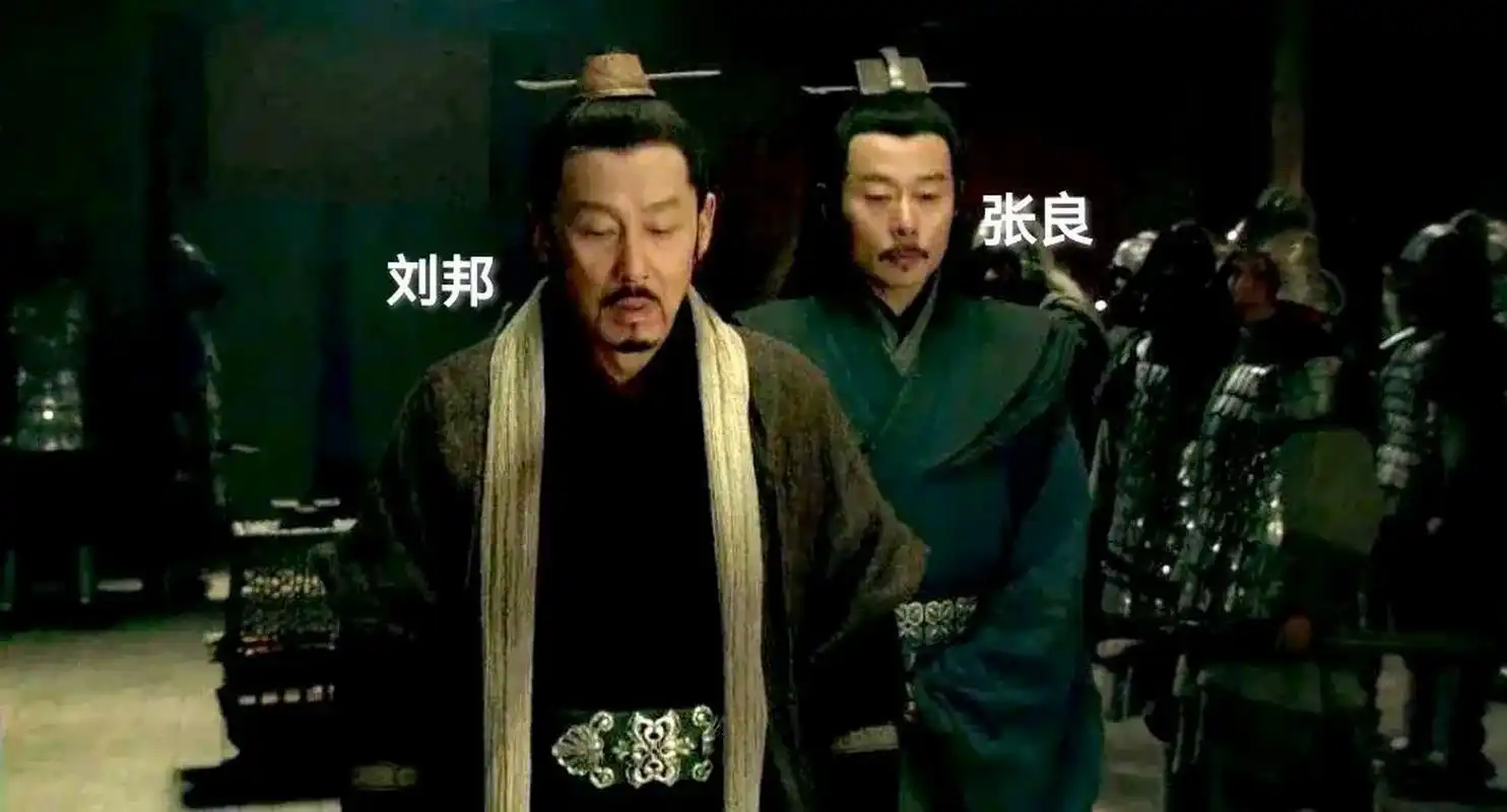 刘邦拍着张良的后背,得意地说:"还是我家小张良靠谱,只用一双筷子就