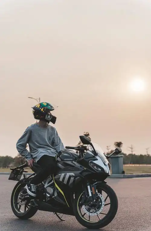 春风250sr机车男孩