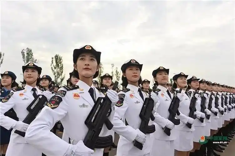 女兵章静云第一次手持武器直面海盗时只有22岁跟随战舰乘风破浪她入伍