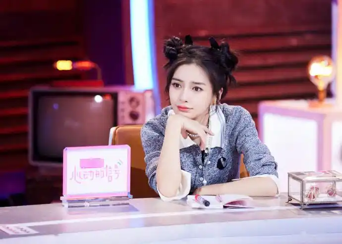 baby录制综艺花絮曝光 扎双马尾青春靓丽