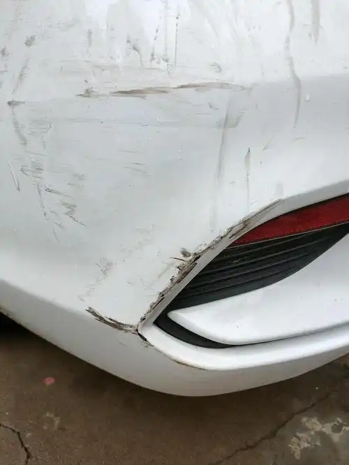 白色车子被刮的照片白车刮蹭照片真实车漆刮蹭白车刮蹭图片白车刮花