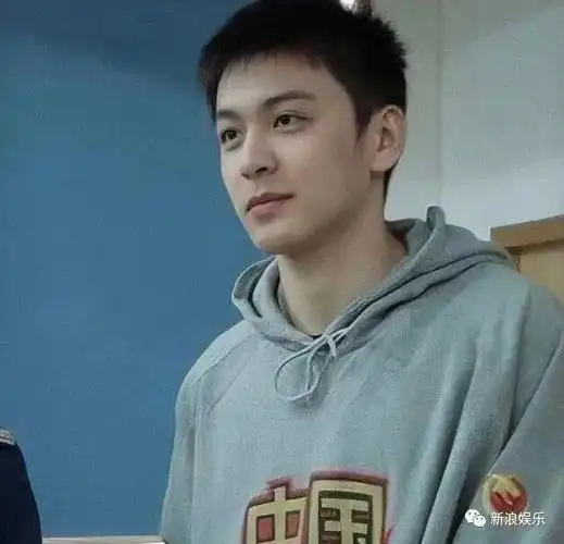 五官精致,清秀俊朗,格外的阳光帅气.年轻时的杨鸣,也曾是小鲜肉一枚.