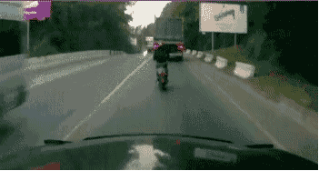 深夜飙车?小伙子怕是想太多