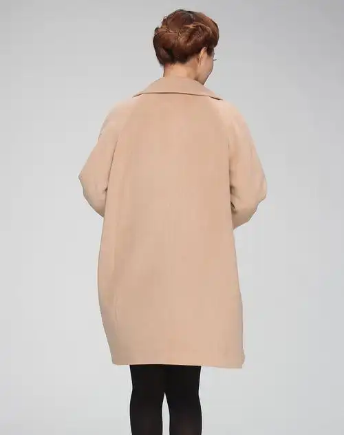 浅驼色翻领开襟简约长袖大衣