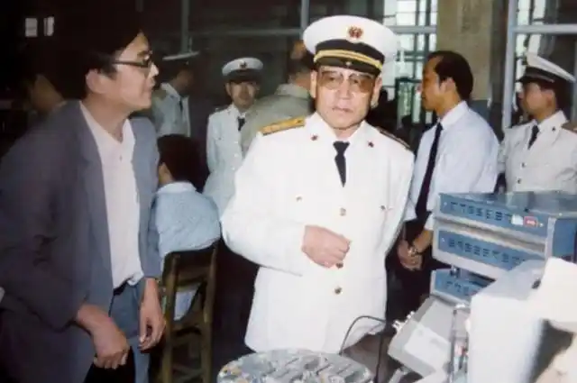 他25岁担任实习舰长56岁任海军副司令员59岁晋升成为中将