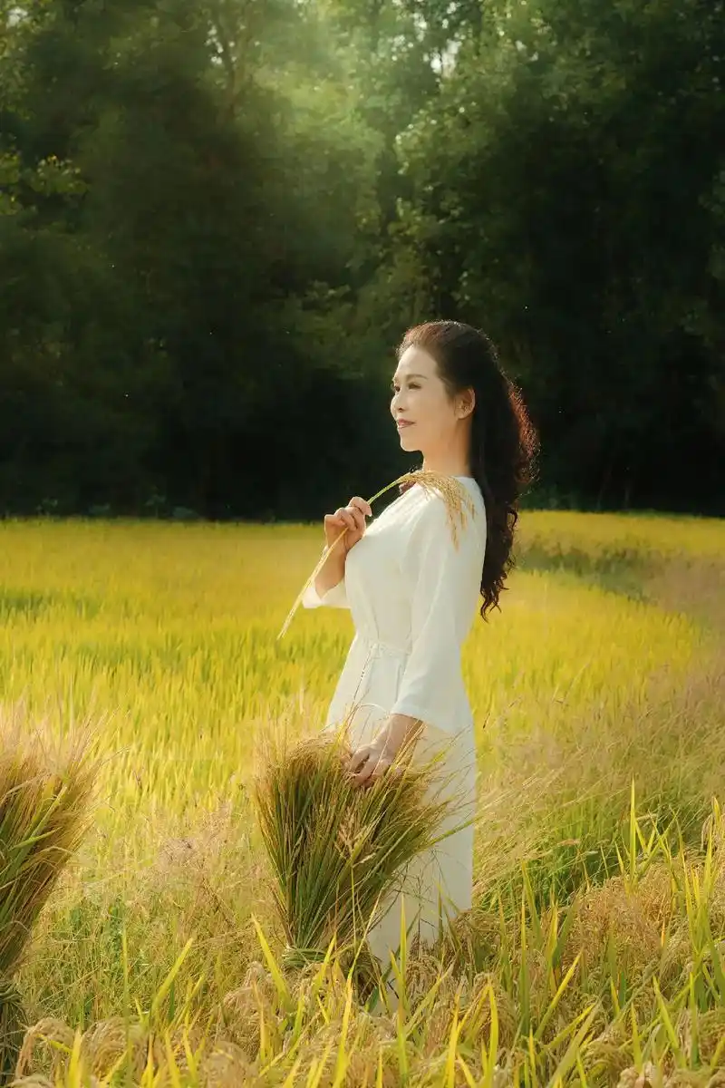 秋天是金黄是丰收 #稻谷熟了 #人像摄影  - 抖音