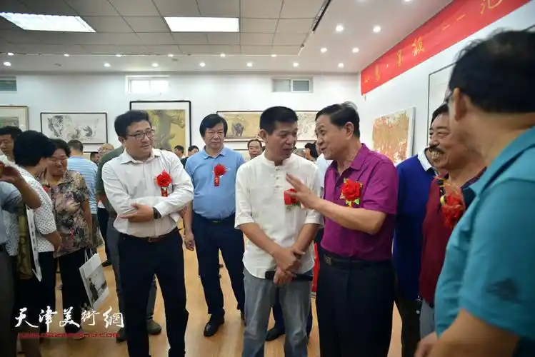 范扬与杜五安,商移山,史振岭等在画展现场交流.