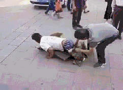 断腿乞丐被路人当街强行脱裤子,真相原来是这样!