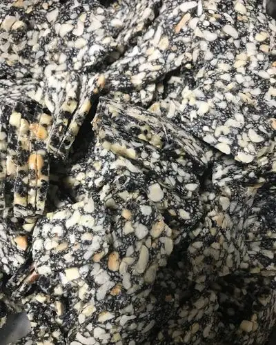 乐乐萱萱做的黑芝麻花生糖