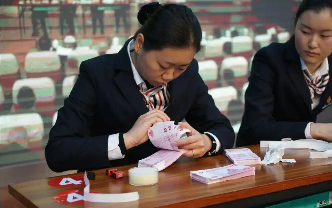 尖兵展示环节——五指点钞法在演讲比赛环节,来自全行16个支部经过