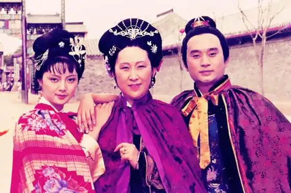 就像项羽在四面楚歌之下,无法保护虞姬一样,薛蟠也没能保住香菱.