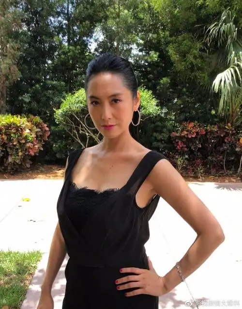 朱茵晒49岁庆生照,脸的确不太显老,但看身型是典型的中年妇女