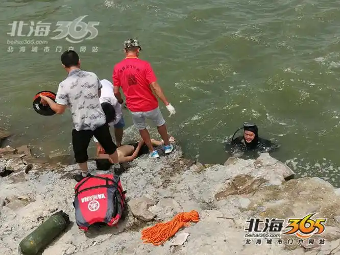 没记错的话,这次,已经是他这个月第2次从海底把溺水人员打捞上来了