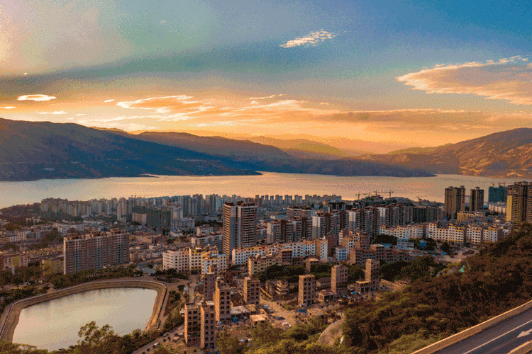 美不美看看云南巧家城的花与水