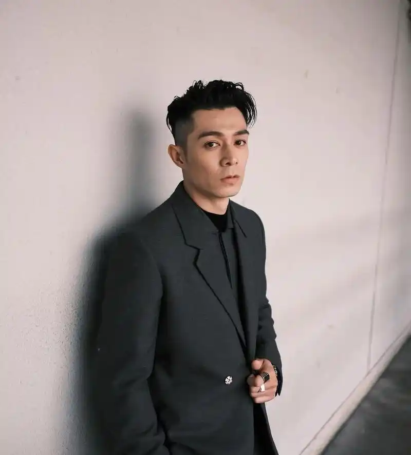 周柏豪:tvb剧新星,绅士风度与才华横溢 周柏豪,这位因《披荆斩棘》而