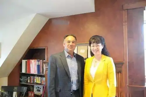 常翠萍校长与美国罗格斯高中校长签署合作协议常翠萍校长代表剑桥三中