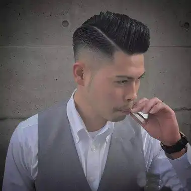 男士二八分斜背头图片 帅气时尚的型男发型