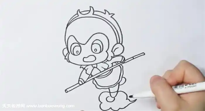 2,接着往下画出美猴王孙悟空的上半身衣服与动作,双手一前一后拿着