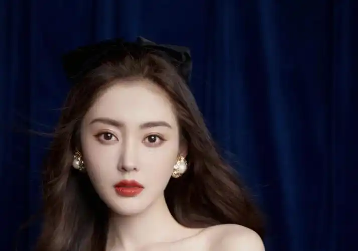 张天爱的脸型窄长,中庭比上庭下庭略长一些,脸上的肉比较少,整张脸骨