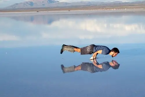 年轻的旅友们在做一些高难度动作的造型.