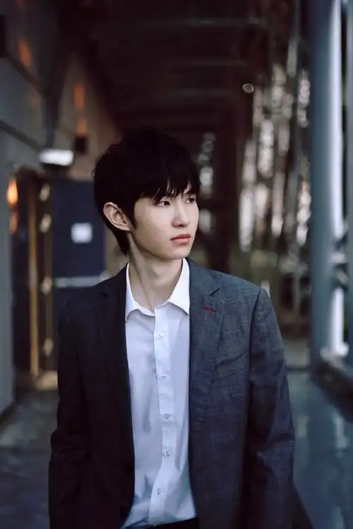 一诺xbc超话[团宝]#kpl选手西装造型好养眼#@ag一诺ovo西装小诺太养眼