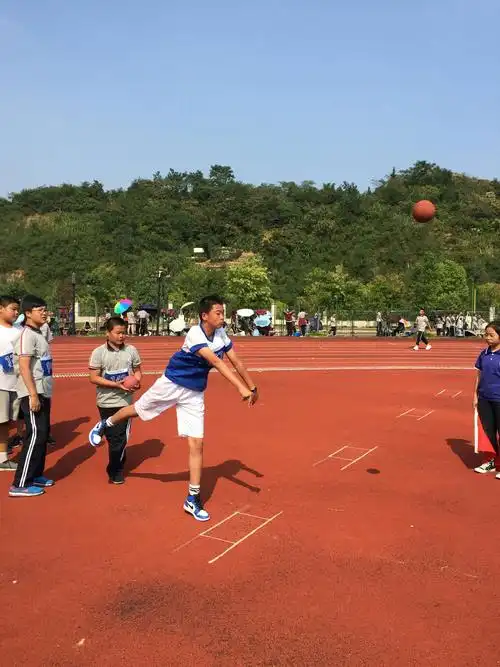 李傲龙将实心球用力一扔,虽然没有取得好成绩,但是他却很努力了,所以