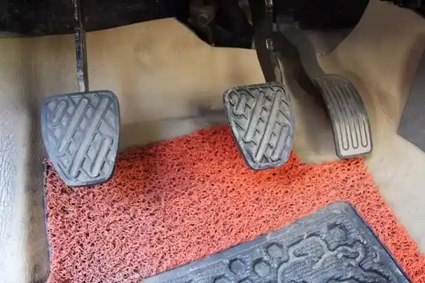 自动挡汽车的油门和刹车同时在一边是最科学的设定