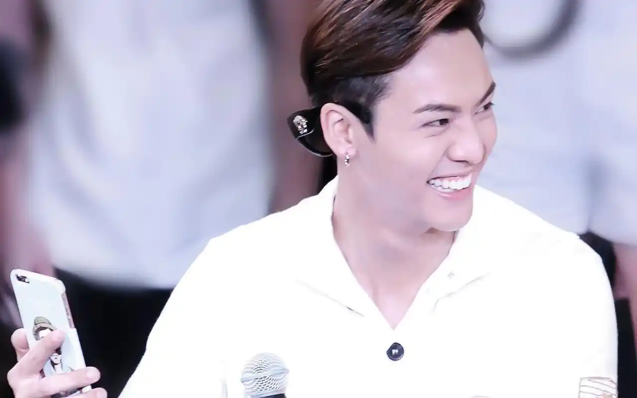 陈伟霆白衬衣帅气十足图片 白衬衣帅哥陈伟霆笑起来感染力十足,白白的