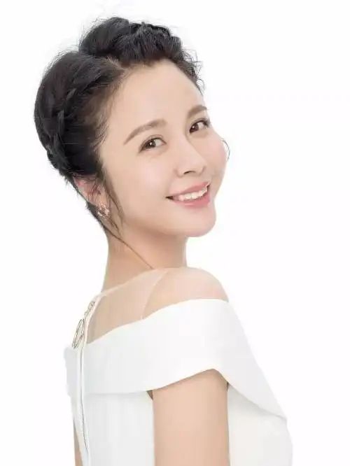 1996年,杨若兮参演了何群执导的电影《男孩女孩》,并由此进入演艺圈.