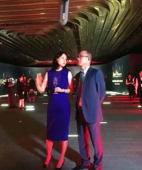 东方卫视主持人王津元给出了答案,嫁的老公又是富豪,又是学长,两人的