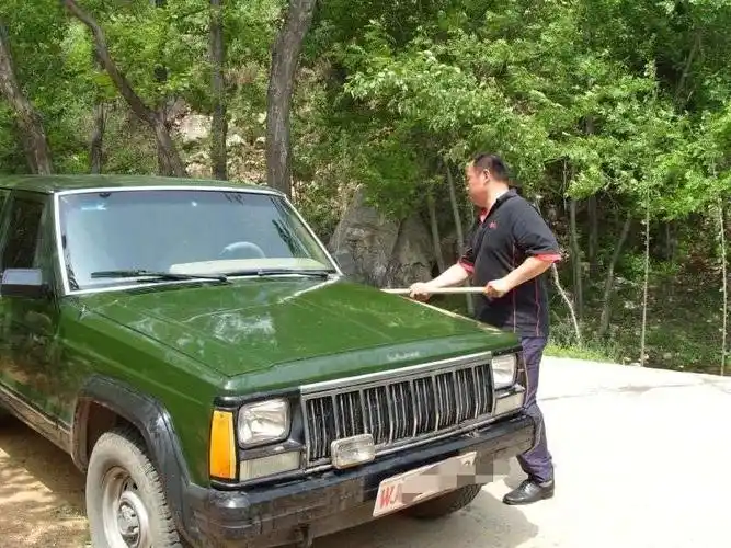 老刘练手的第一辆车是这样式的军绿色213吉普