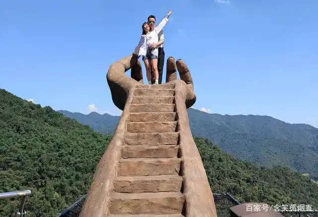 广东一网红4a景区,悬崖伸出"通天神掌",看着腿软游客排队拍照