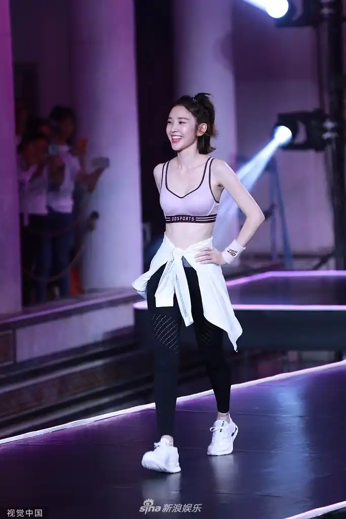 组图:唐艺昕婚后首营业!穿运动内衣清凉走秀满面春风_高清图集_新浪网